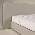 Creme mit edlem Stoffakzent